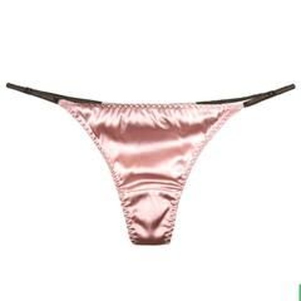 Pinterest.com/sissypnatyshop Hanya seutas tali dan kain yang menutupi bagian kemaluan.