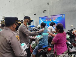 Cegah Corona, Polda Metro Gelar Tes Rapid-Bagikan Masker di Pasar Kelapa Gading