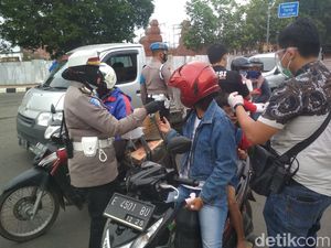 Sebar Masker ke Warga Cirebon, Polisi: Jangan Takut Divaksinasi
