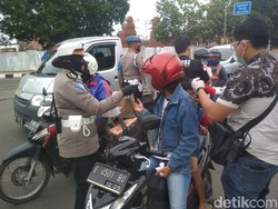 Sebar Masker ke Warga Cirebon, Polisi: Jangan Takut Divaksinasi