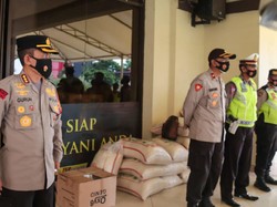 Polres Jakut Bagikan Sembako ke Warga Terdampak COVID di Kelapa Gading