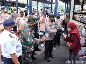 Polisi Bagi-bagi Masker ke Penumpang Bus di Terminal Bungurasih Polisi Bagi-bagi Masker ke Penumpang Bus di Terminal Bungurasih