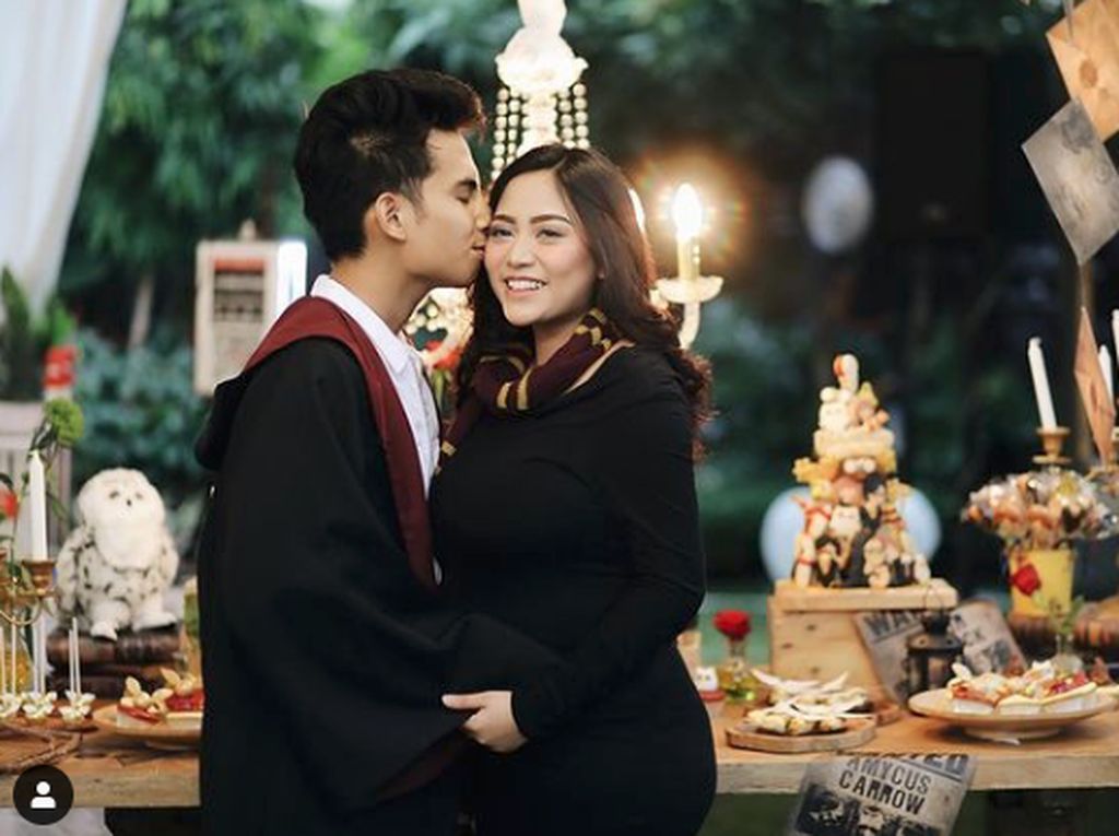6 Pasangan Artis Indonesia Couple Goals yang Tiba-tiba Cerai, Bikin Kaget 6 Pasangan Artis Indonesia Couple Goals yang Tiba-tiba Cerai, Bikin Kaget