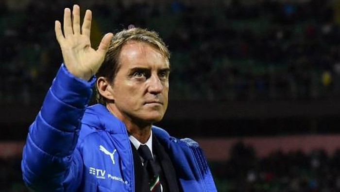 Italys coach Roberto Mancini waves prior to the Euro 2020 1st round Group J qualifying football match Italy v Armenia on November 18, 2019 at the Renzo-Barbera stadium in Palermo. (Photo by Andreas SOLARO / AFP)
