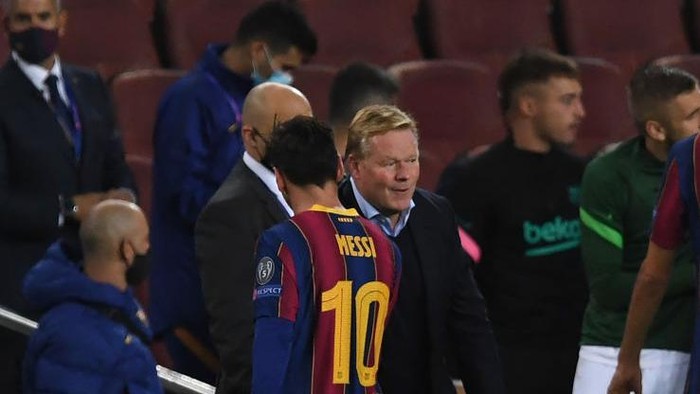 BARCELONA, SPAIN - OCTOBER 20: Lionel Messi of FC Barcelona and Ronald Koeman, Head Coach of FC Barcelona interact following their sides victory in the UEFA Champions League Group G stage match between FC Barcelona and Ferencvaros Budapest at Camp Nou on October 20, 2020 in Barcelona, Spain. Sporting stadiums around Europe remain under strict restrictions due to the Coronavirus Pandemic as Government social distancing laws prohibit fans inside venues resulting in games being played behind closed doors. (Photo by Alex Caparros/Getty Images)