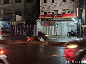 Meski Ada Bak Besar, Masih Saja Orang Nyampah di Tengah Jalan Ciputat