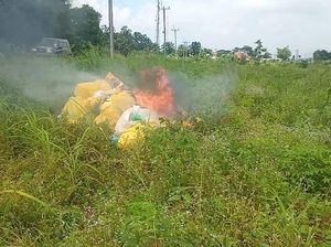 Petugas Bakar 17 Karung Sampah Medis yang Ditemukan di Lahan Kosong