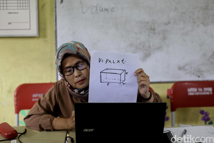 Sejumlah adaptasi dilakukan di masa pandemi COVID-19. Salah satunya melaksanakan kegiatan belajar mengajar secara daring guna cegah penyebaran virus Corona.