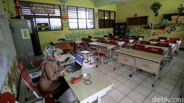 Semangat Guru di Tangerang Mengajar Online Saat Pandemi