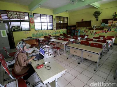 Semangat Guru di Tangerang Mengajar Online Saat Pandemi