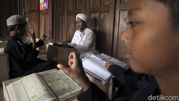 Semangat Santri Tunarungu Menuntut Ilmu