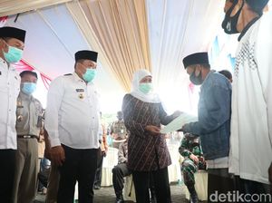 Khofifah Serahkan 230 Sertifikat untuk Pengungsi Mantan Syiah di Sidoarjo Khofifah Serahkan 230 Sertifikat untuk Pengungsi Mantan Syiah di Sidoarjo