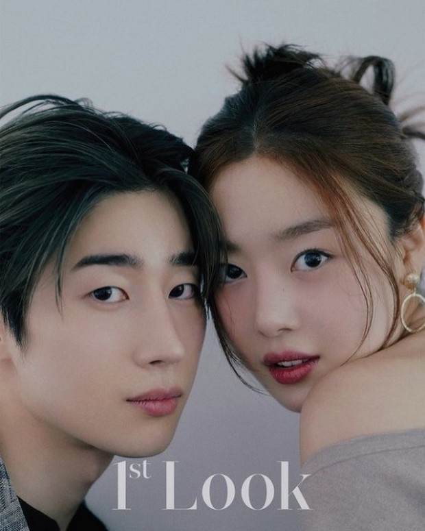 Han Sun Hwa membagikan pemotretannya bersama sang adik, Han Seung Woo, untuk sebuah majalah.