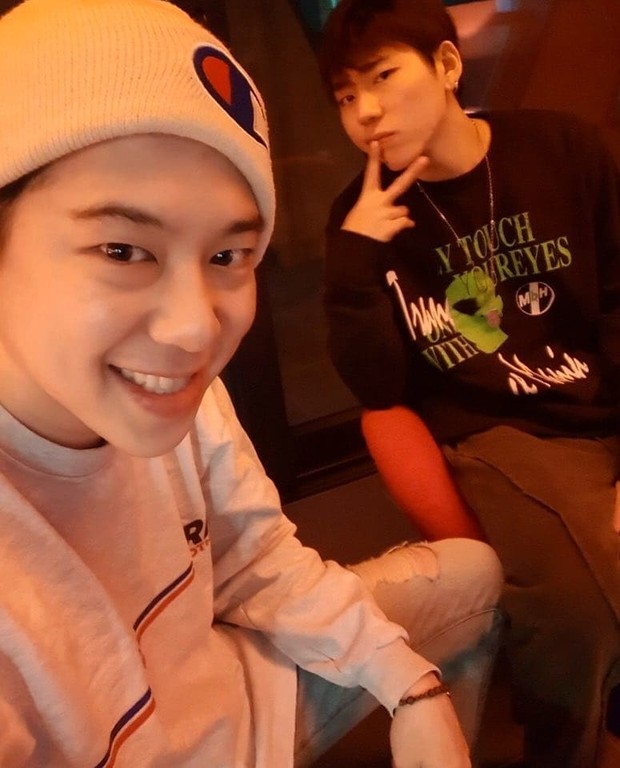 Taewoon membagikan fotonya bersama Zico di media sosialnya