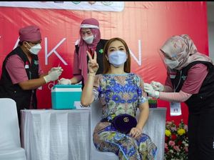 Vega Darwanti Deg-degan Divaksinasi Corona, Serasa Jokowi dan Raffi Ahmad