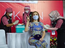 Vega Darwanti Deg-degan Divaksinasi Corona, Serasa Jokowi dan Raffi Ahmad