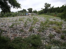 Pemkot Survei Jalur Alat Berat untuk Angkut Sampah Selapangan Bola di Bekasi