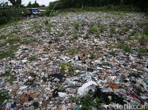 Tunggu Alat Berat, Pembersihan Sampah Selapangan Bola di Bekasi Dihentikan