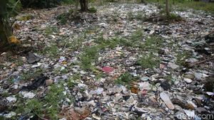Waduh! Sampah Selapangan Bola di Bekasi Belum Juga Diangkut