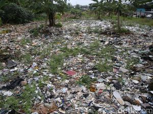 Waduh! Sampah Selapangan Bola di Bekasi Belum Juga Diangkut