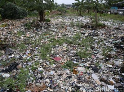 Waduh! Sampah Selapangan Bola di Bekasi Belum Juga Diangkut