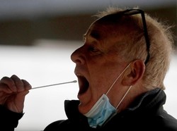 Kasus COVID Menanjak, Yunani Akan Bagikan Alat Tes Mandiri ke Warga