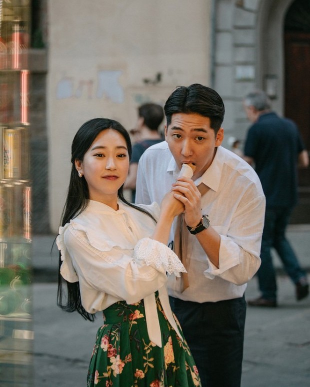 Baro membagikan potret liburannya bersama sang adik, Yoonji