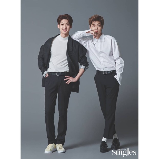 Youngmin membagikan pemotretannya bersama saudara kembarnya, Kwangmin, di media sosial.