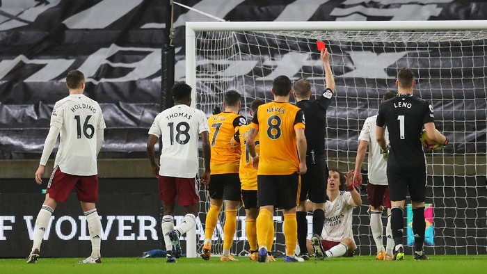 WOLVERHAMPTON, ENGLAND - FEBRUARY 02: Referee, Craig Pawson shows David Luiz of Arsenal a red card during the Premier League match between Wolverhampton Wanderers and Arsenal at Molineux on February 02, 2021 in Wolverhampton, England. Sporting stadiums around the UK remain under strict restrictions due to the Coronavirus Pandemic as Government social distancing laws prohibit fans inside venues resulting in games being played behind closed doors. (Photo by Catherine Ivill/Getty Images)