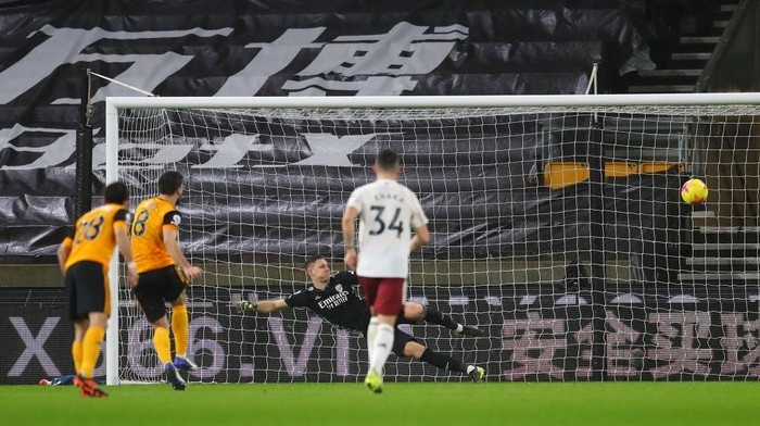 WOLVERHAMPTON, ENGLAND - FEBRUARY 02: Ruben Neves of Wolverhampton Wanderers scores their side's first goal past Bernd Leno of Arsenal from the penalty spot during the Premier League match between Wolverhampton Wanderers and Arsenal at Molineux on February 02, 2021 in Wolverhampton, England. Sporting stadiums around the UK remain under strict restrictions due to the Coronavirus Pandemic as Government social distancing laws prohibit fans inside venues resulting in games being played behind closed doors. (Photo by Catherine Ivill/Getty Images)