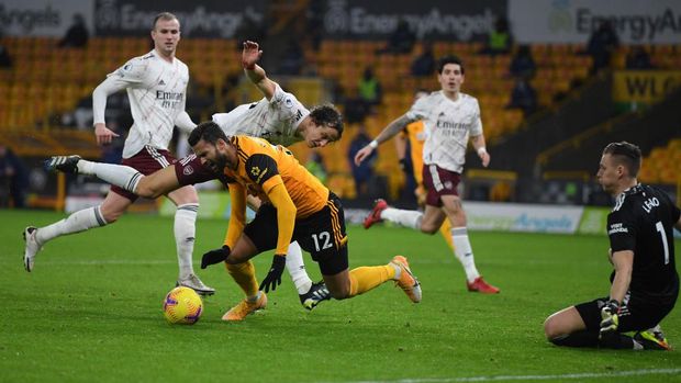 WOLVERHAMPTON, ENGLAND - FEBRUARY 02: Willian Jose of Wolverhampton Wanderers is fouled by David Luiz of Arsenal in the box which later leads to a penalty during the Premier League match between Wolverhampton Wanderers and Arsenal at Molineux on February 02, 2021 in Wolverhampton, England. Sporting stadiums around the UK remain under strict restrictions due to the Coronavirus Pandemic as Government social distancing laws prohibit fans inside venues resulting in games being played behind closed doors. (Photo by Shaun Botterill/Getty Images)