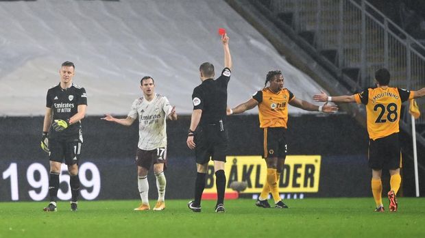 WOLVERHAMPTON, ENGLAND - FEBRUARY 02: Bernd Leno of Arsenal is shown a red card by referee, Craig Pawson during the Premier League match between Wolverhampton Wanderers and Arsenal at Molineux on February 02, 2021 in Wolverhampton, England. Sporting stadiums around the UK remain under strict restrictions due to the Coronavirus Pandemic as Government social distancing laws prohibit fans inside venues resulting in games being played behind closed doors. (Photo by Shaun Botterill/Getty Images)