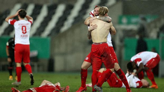 ESSEN, GERMANY - FEBRUARY 02: Players of Rot-Weiss Essen celebrate following their sides victory after the DFB Cup Round of Sixteen match between Rot-Weiss Essen and Bayer Leverkusen at Stadion Essen on February 02, 2021 in Essen, Germany. Sporting stadiums around Germany remain under strict restrictions due to the Coronavirus Pandemic as Government social distancing laws prohibit fans inside venues resulting in games being played behind closed doors. (Photo by Lars Baron/Getty Images)