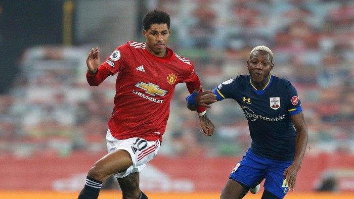 MANCHESTER, ENGLAND - FEBRUARY 02: Marcus Rashford of Manchester United is challenged by Moussa Djenepo of Southampton during the Premier League match between Manchester United and Southampton at Old Trafford on February 02, 2021 in Manchester, England. Sporting stadiums around the UK remain under strict restrictions due to the Coronavirus Pandemic as Government social distancing laws prohibit fans inside venues resulting in games being played behind closed doors. (Photo by Phil Noble - Pool/Getty Images)