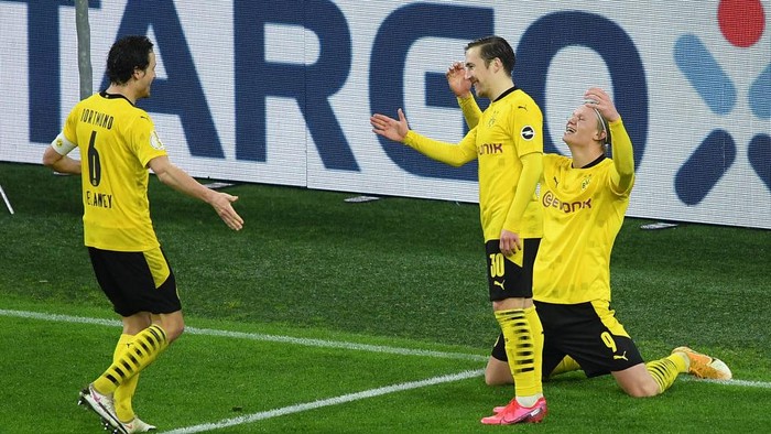DORTMUND, GERMANY - FEBRUARY 02: Erling Haaland of Borussia Dortmund celebrates with team mates Thomas Delaney and Felix Passlack after scoring their sides third goal during the DFB Cup Round of Sixteen match between Borussia Dortmund and SC Paderborn 07 at Signal Iduna Park on February 02, 2021 in Dortmund, Germany. Sporting stadiums around Germany remain under strict restrictions due to the Coronavirus Pandemic as Government social distancing laws prohibit fans inside venues resulting in games being played behind closed doors. (Photo by Frederic Scheidemann/Getty Images)