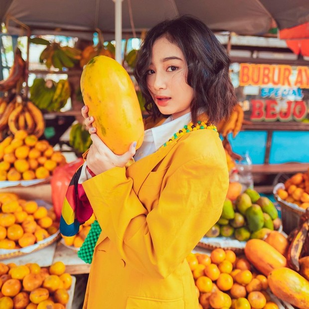 Anselma Putri/instagram.com/pfaisal Anselma Putri sedang memegang buah/instagram.com/pfaisal