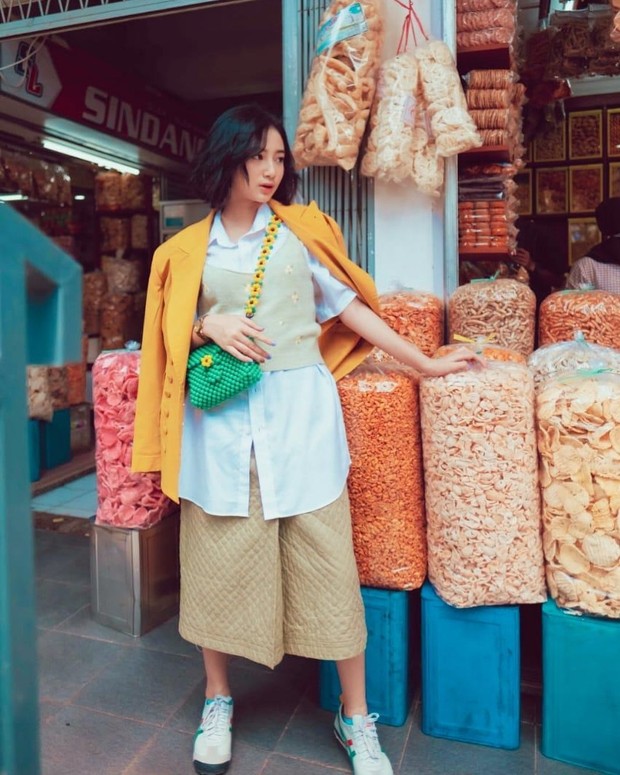 Anselma Putri/instagram.com/pfaisaln Anselma Putri berfoto dengan bungkusan kerupuk/instagram.com/pfaisaln