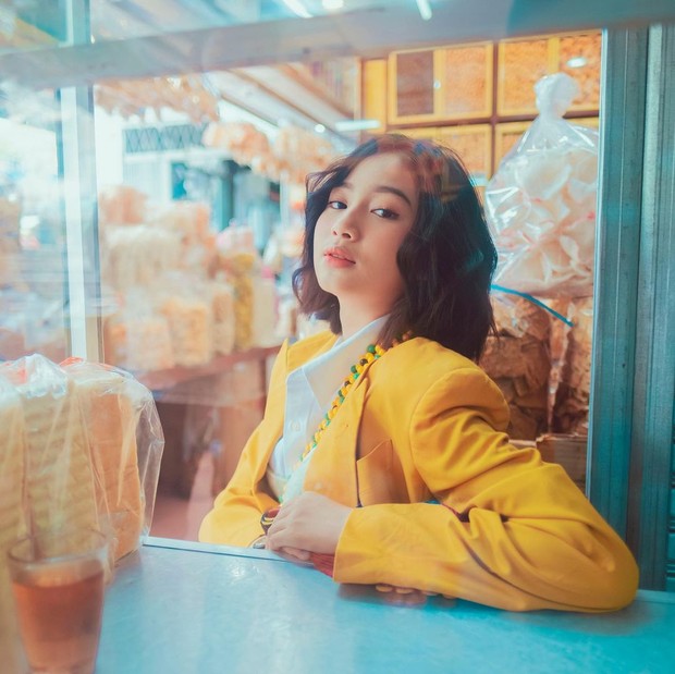 Anselma Putri/instagram.com/pfaisaln Anselma Putri berfoto di warung/instagram.com/pfaisaln