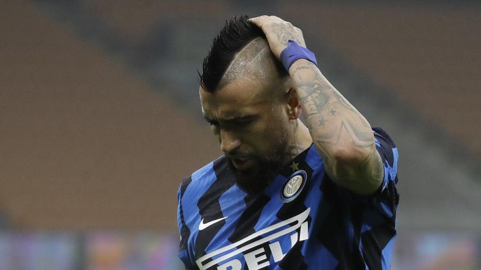 Inter Milans Arturo Vidal reacts as he leaves the pitch during the Italian Cup semi-final first leg soccer match between Inter Milan and Juventus at the San Siro stadium, in Milan, Italy, Tuesday, Feb. 2, 2021. (AP Photo/Luca Bruno)