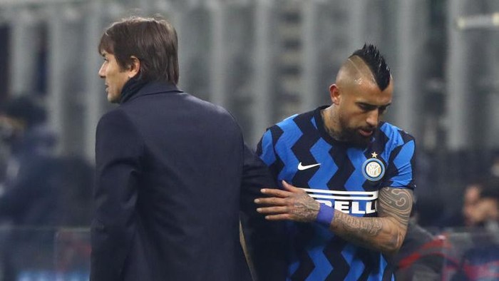 MILAN, ITALY - JANUARY 17: Antonio Conte, head coach of Internazionale interacts with Arturo Vidal of Internazional after being substituted during the Serie A match between FC Internazionale and Juventus at Stadio Giuseppe Meazza on January 17, 2021 in Milan, Italy. Sporting stadiums around Italy remain under strict restrictions due to the Coronavirus Pandemic as Government social distancing laws prohibit fans inside venues resulting in games being played behind closed doors. (Photo by Marco Luzzani/Getty Images)