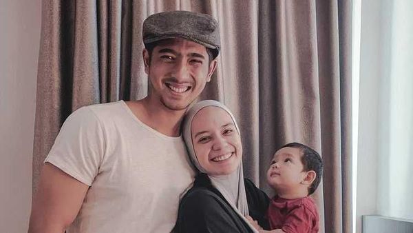 8 Potret Kebersamaan Arya Saloka & Keluarga, Beda Sama Peran di Ikatan Cinta