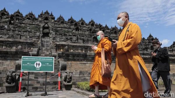 Momen Para Biksu Borobudur Doakan Pandemi Segera Berakhir
