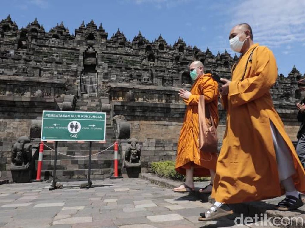 Momen Para Biksu Borobudur Doakan Pandemi Segera Berakhir Momen Para Biksu Borobudur Doakan Pandemi Segera Berakhir