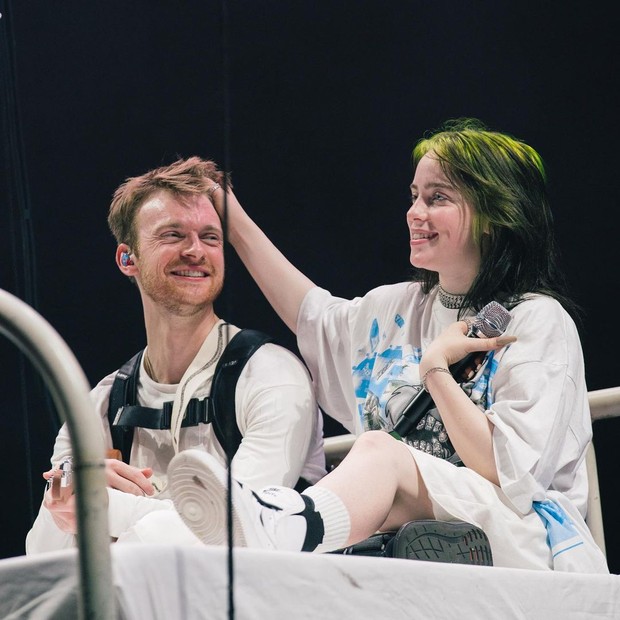 Billie Eilish & Finneas/instagram.com/finneas Kemungkinan juga film ini akan mencakup detail tentang ikatannya dengan penyanyi-penulis lagu, produser yang tak lain adalah saudaranya, Finneas.