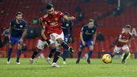 Untuk Bruno Fernandes, sudah mengambil 26 kali penalti dan sukses 25 kali. Rasio keberhasilannya lebih oke, 96 persen (Getty Images)