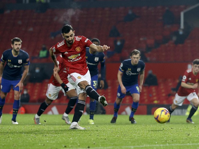 MANCHESTER, ENGLAND - FEBRUARY 02: Bruno Fernandes of Manchester United scores their side's seventh goal from the penalty spot during the Premier League match between Manchester United and Southampton at Old Trafford on February 02, 2021 in Manchester, England. Sporting stadiums around the UK remain under strict restrictions due to the Coronavirus Pandemic as Government social distancing laws prohibit fans inside venues resulting in games being played behind closed doors. (Photo by Phil Noble - Pool/Getty Images)