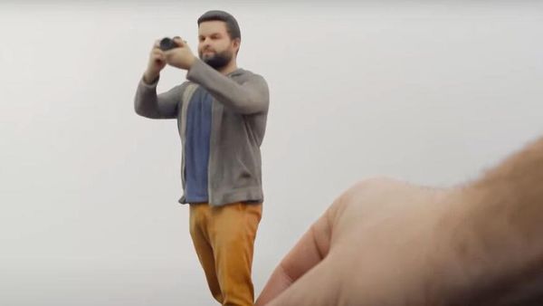 Super Kreatif! Fotografer Motret Diri Sendiri di Dunia Miniatur