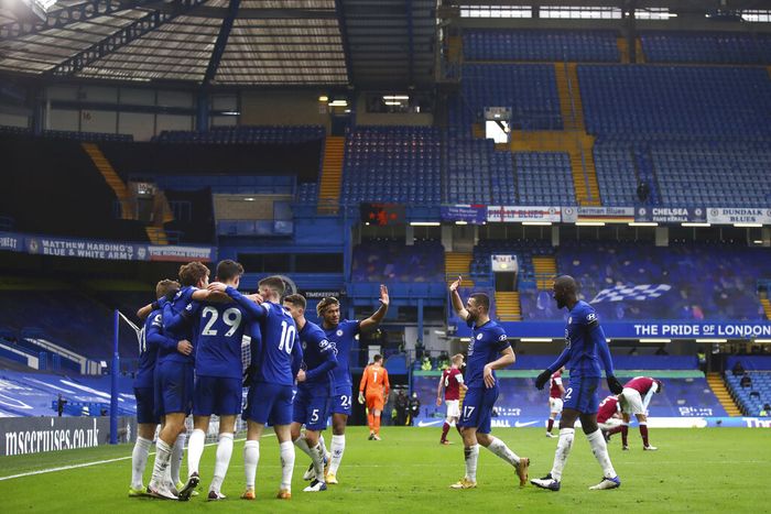 Chelsea Chelsea players celebrate after Marcos Alonso scored his sides second goal during the English Premier League soccer match between Chelsea and Burnley at Stamford Bridge Stadium in London, England, Sunday, Jan. 31, 2021.(Julian Finney/Pool Via AP)