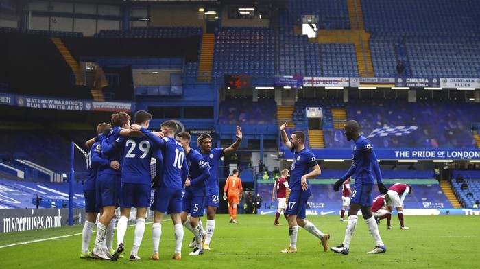 Chelsea players celebrate after Marcos Alonso scored his sides second goal during the English Premier League soccer match between Chelsea and Burnley at Stamford Bridge Stadium in London, England, Sunday, Jan. 31, 2021.(Julian Finney/Pool Via AP)