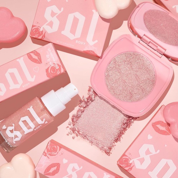 Koleksi selanjutnya ada ColourPop Sol Body Face & Body Highlighter dan Sol Body Shimmering Dry Oil dengan warna pink truffle
